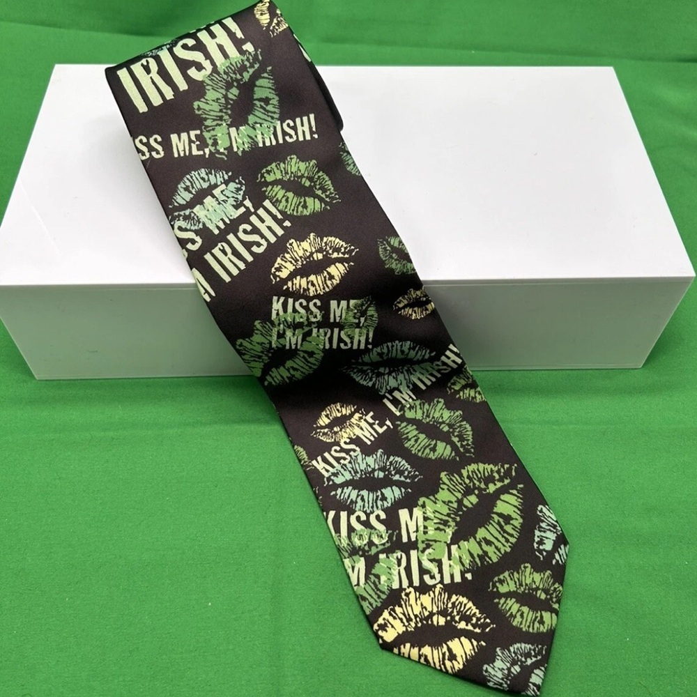 St. Patrick’s  Day Necktie Ralph Marlin “Kiss Me I'm Irish “ Green Lips Vintage